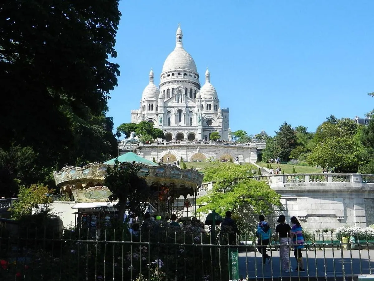 Very Large Private Room With Own Bathroom, In Montmartre Apartment Paris