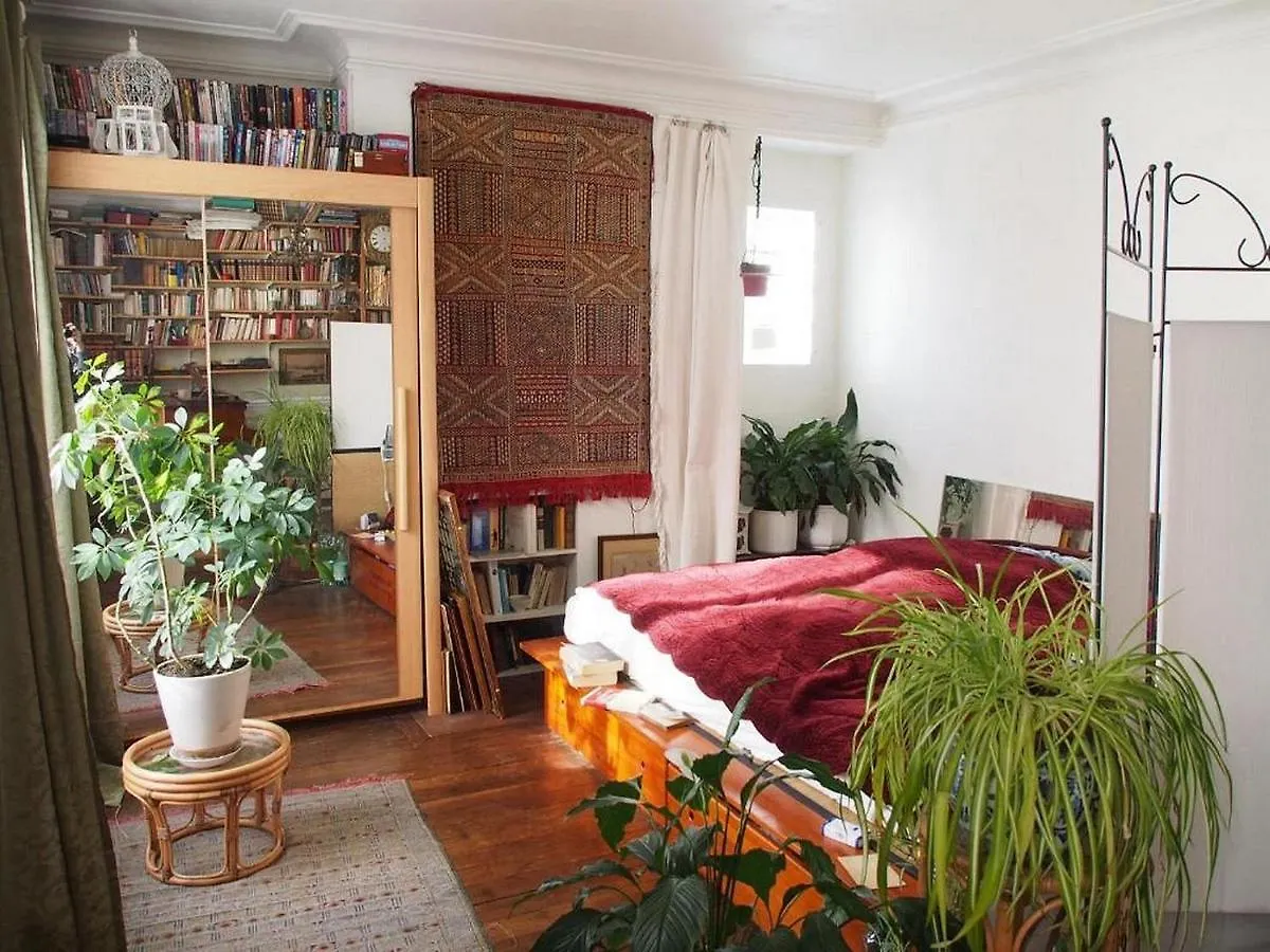 Very Large Private Room With Own Bathroom, In Montmartre Apartment Paris