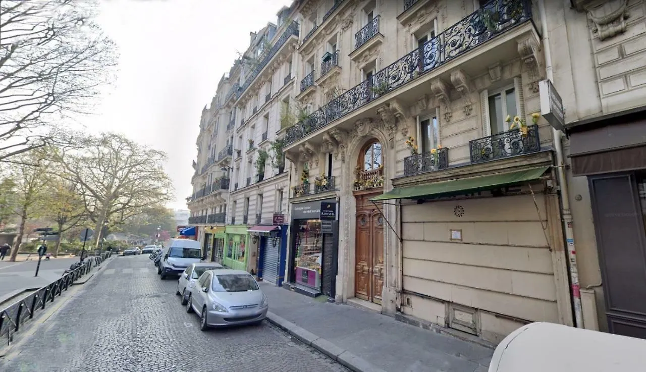 Very Large Private Room With Own Bathroom, In Montmartre Apartment Paris