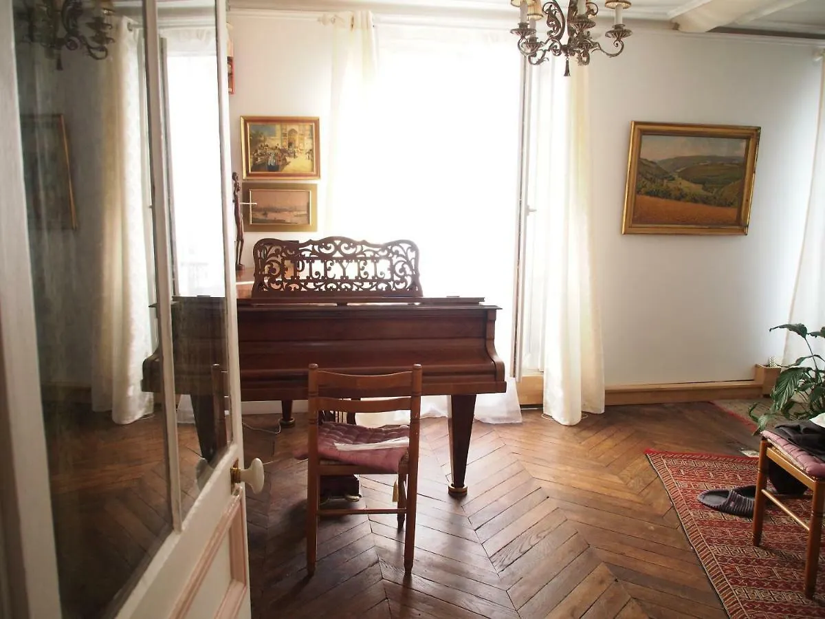 Very Large Private Room With Own Bathroom, In Montmartre Apartment Paris Quarto em Acomodações Particulares